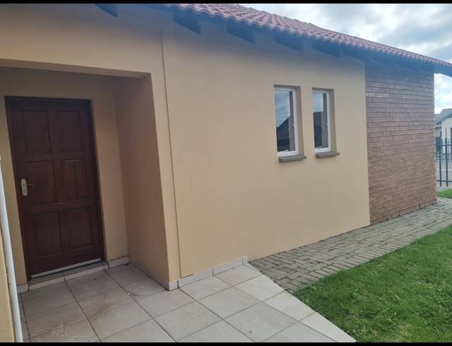 3 BEDROOM TOWNHOUSE FOR SALE IN WATERKLOOF HILL ESTATE